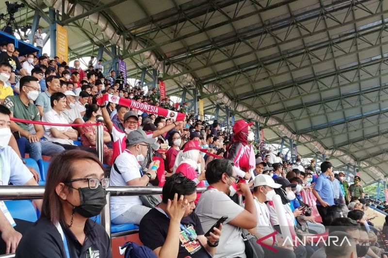 Puluhan suporter berikan dukungan pada timnas Indonesia di Nam Dinh