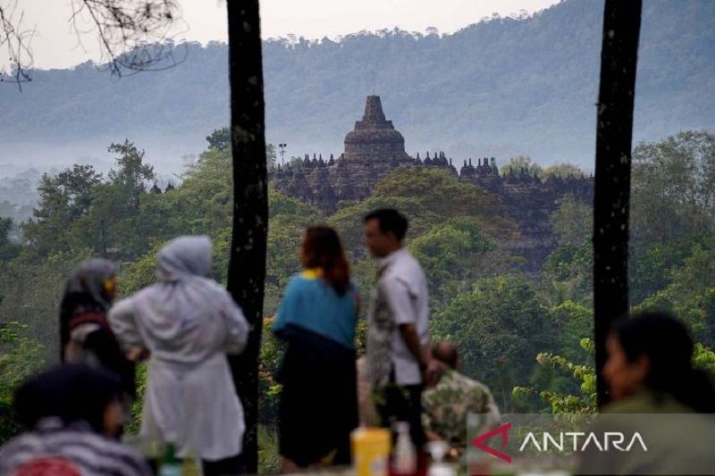 Mengagumi keindahan candi Borobudur dari bukit Dagi