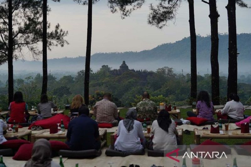 Mengagumi keindahan candi Borobudur dari bukit Dagi