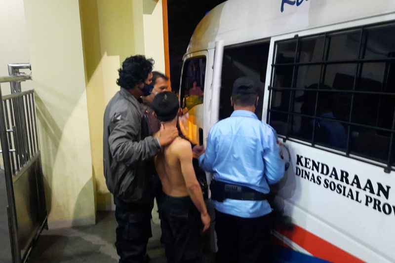 Pria diduga ODGJ todongkan pisau ke warga di Condet