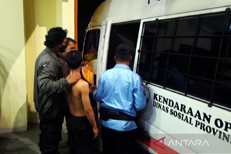 Pria diduga ODGJ todongkan pisau ke warga di Condet