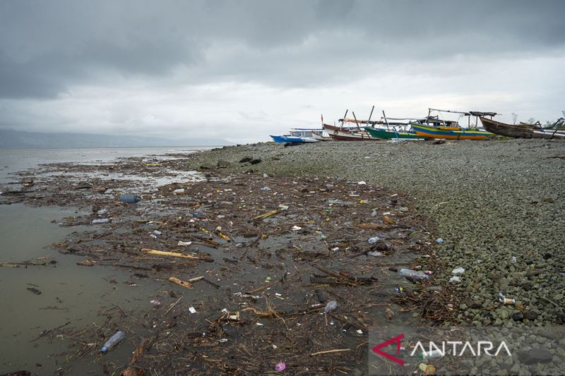 Serakan Sampah Kotori Pantai Teluk Palu