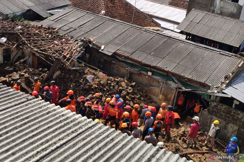 Tim SAR gabungan masih cari satu korban longsor di Cijeruk Bogor