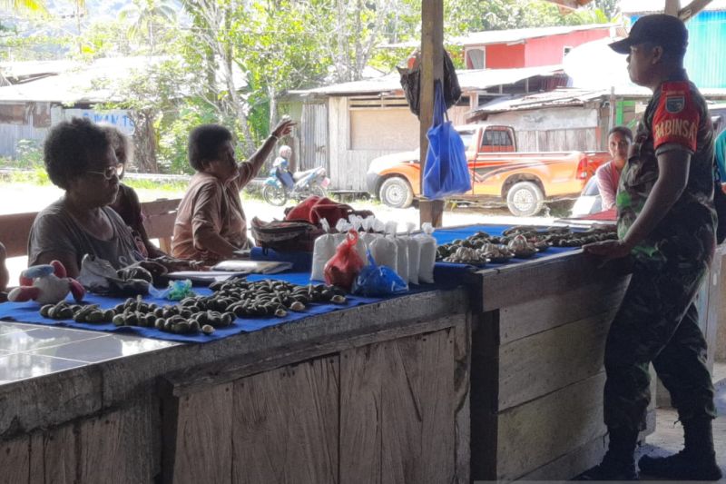 Koramil Supiori Selatan imbau mama penjual pinang selalu jaga kebersihan