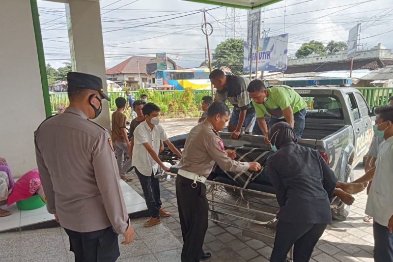 Terjepit bak dum truk di bagian lehernya, seorang sopir di Lombok Timur tewas