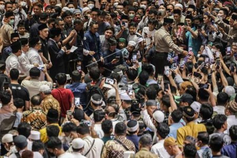 Mesut Oezil Shalat Jumat Di Masjid Istiqlal