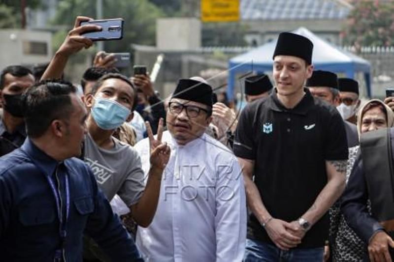 Mesut Oezil Shalat Jumat Di Masjid Istiqlal