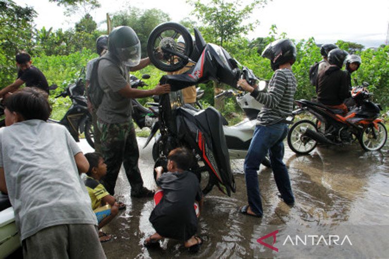 Kendaraan mogok akibat banjir