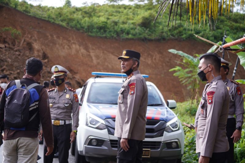 Kapolda Sulawesi Barat minta longsor di jalur Trans Sulawesi segera diperbaiki