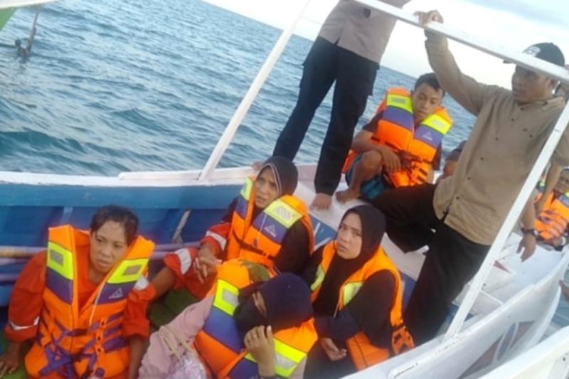 Korban selamat dari kapal KM Ladang Pertiwi yang tenggelam diterima keluarga