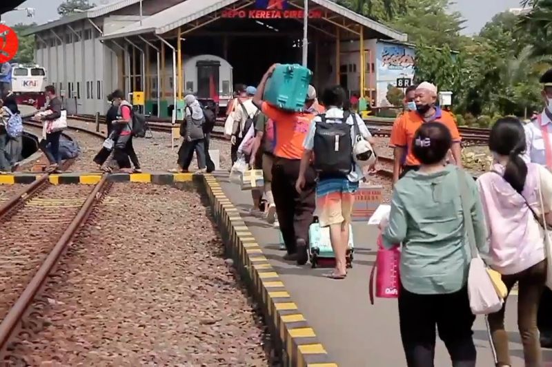 Arus balik penumpang kereta dari Cirebon lebih dari 8 ribu orang