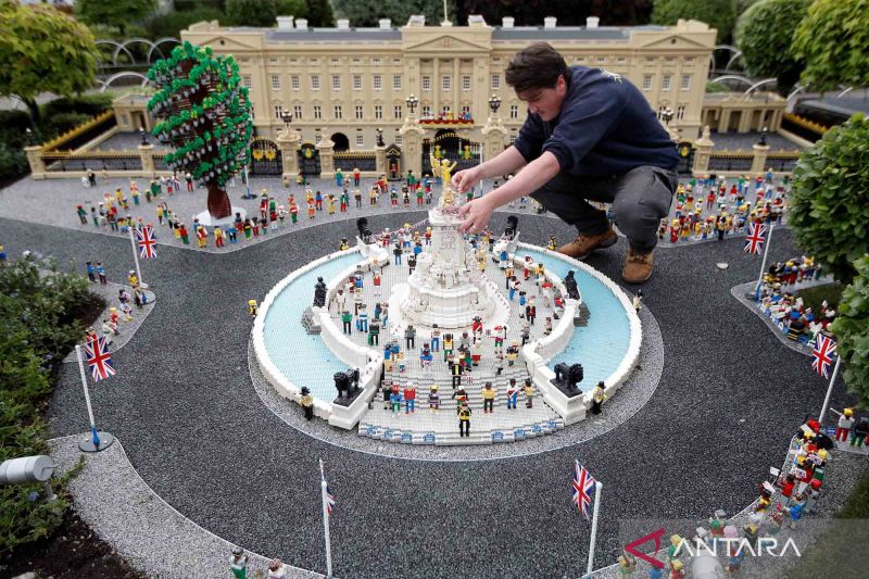 Bermain Lego menjelang perayaan 70 Tahun Ratu Inggris bertakhta