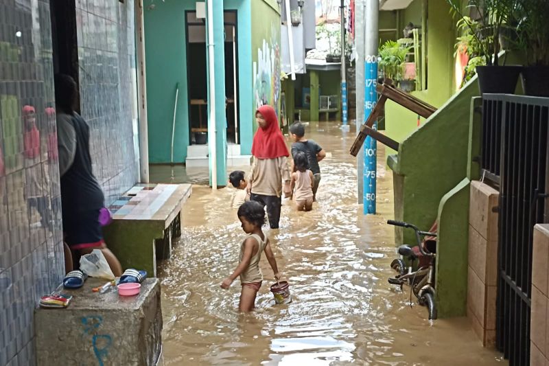 Banjir mulai surut, warga Kebon Pala bersihkan lumpur