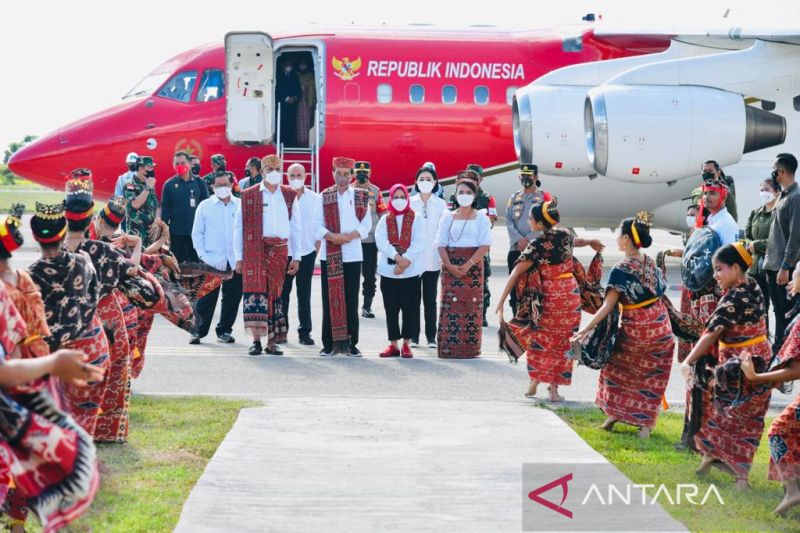 Presiden tiba di Sumba Timur dan meninjau pabrik pengolahan sorgum