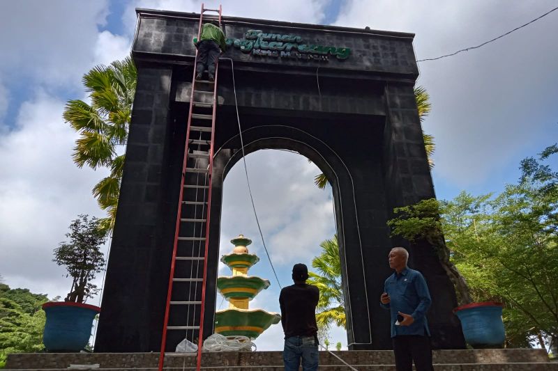 Pemkot Mataram tata gapura Taman Sangkareang
