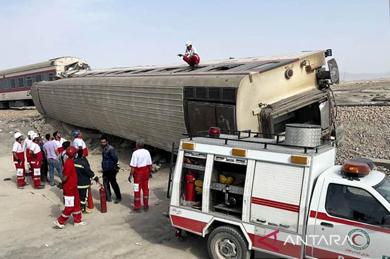 Kereta tergelincir di Iran timur, 10 orang tewas