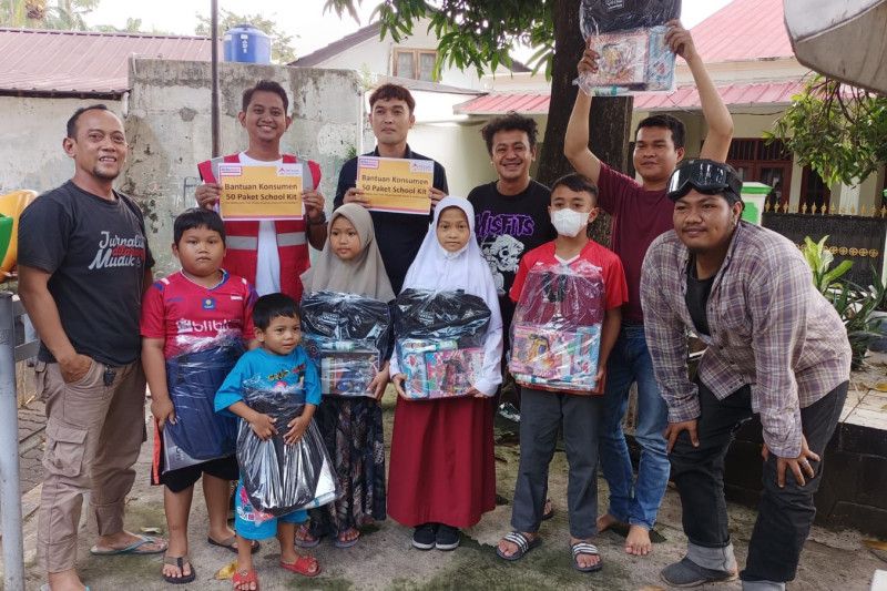 Alfamart salurkan bantuan perlengkapan sekolah bagi anak di Jaktim