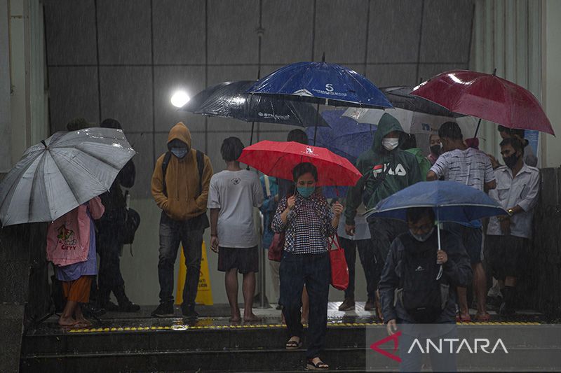 DKI Jakarta diguyur hujan ringan disertai petir