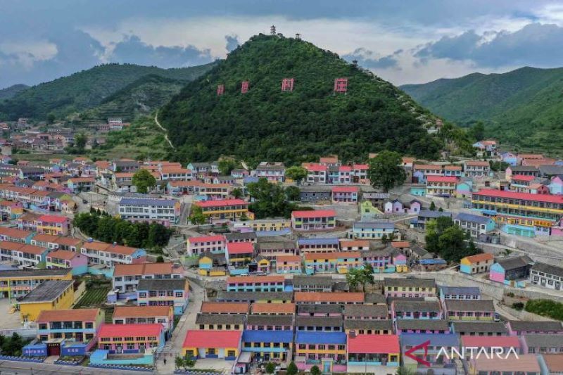 Objek wisata Kampung Berwarna di Huguan, China