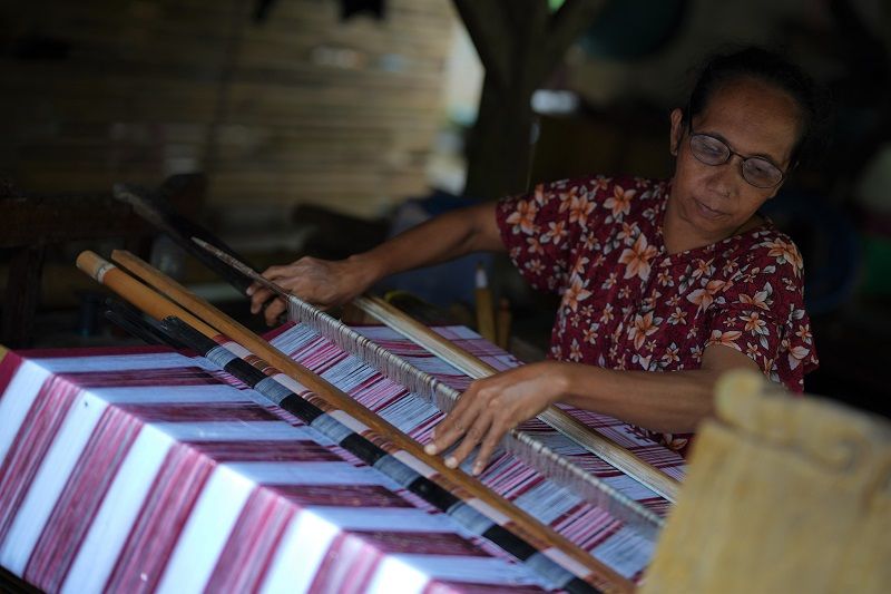 PERAJIN TENUN WAKATOBI