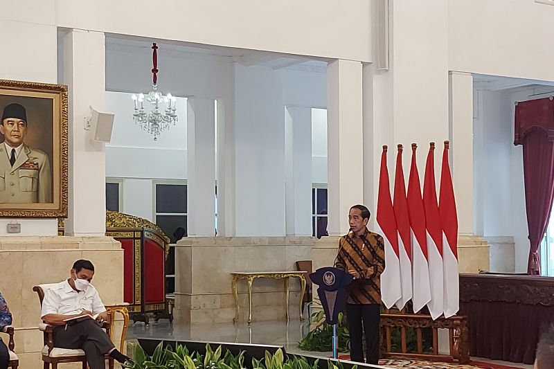 Meski harga lebih mahal, Presiden Jokowi minta tetap beli produk dalam negeri
