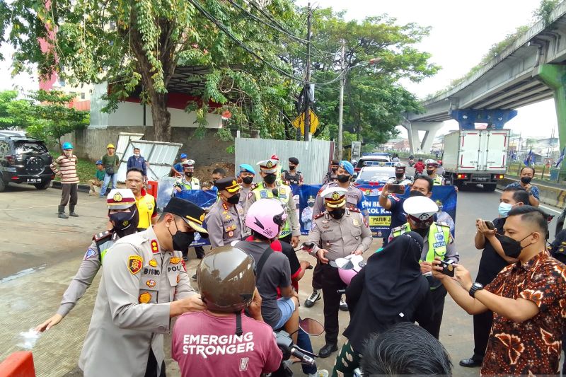 Polisi bagikan 100 helm saat Operasi Patuh Jaya di Pesing