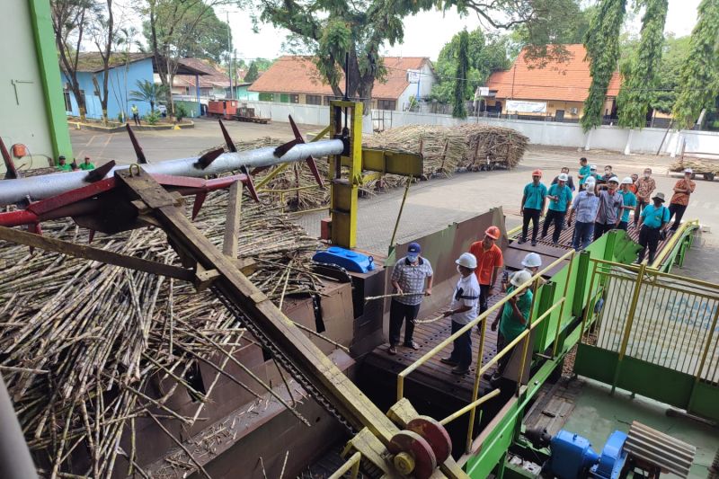 Lima pabrik gula PTPN X resmi mulai giling tebu