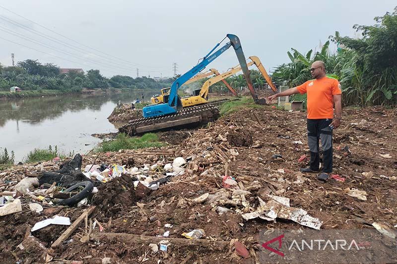 DKI Kemarin, sampah di kanal Barat hingga penurunan spanduk Anies