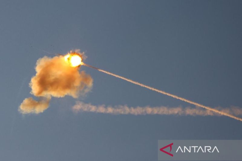 Tembakan roket Palestina picu serangan udara Israel di Gaza