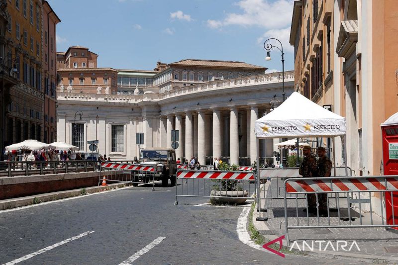 Insiden mobil menerobos penghalang di kota Vatikan