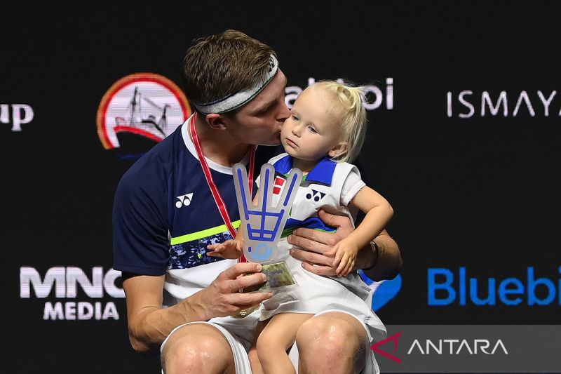 Viktor Axelsen bawa putrinya ke podium usai juara tunggal putra Indonesia Open 2022