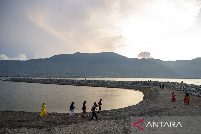 Pantai teluk Palu Kembali Ramai Dikunjungi