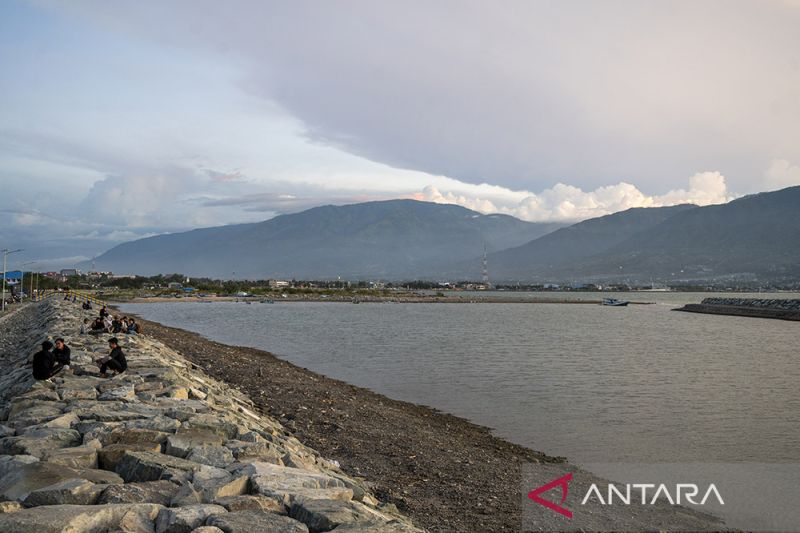 Pantai teluk Palu Kembali Ramai Dikunjungi