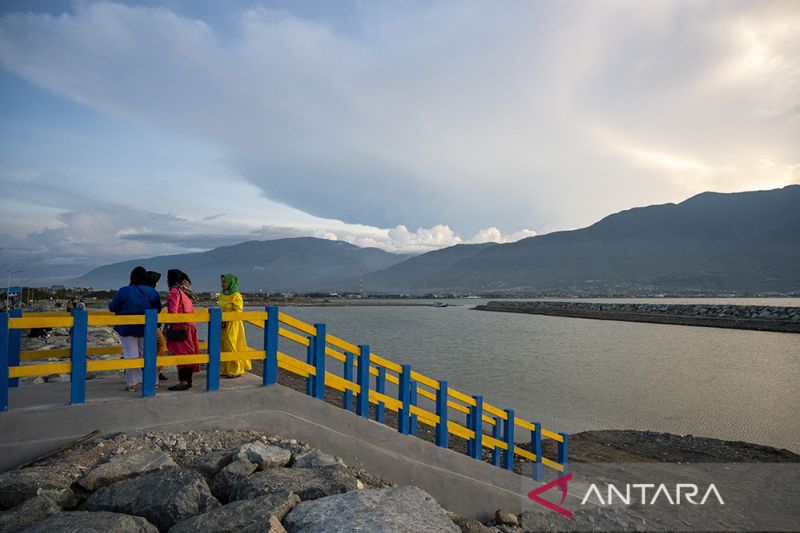 Pantai teluk Palu Kembali Ramai Dikunjungi