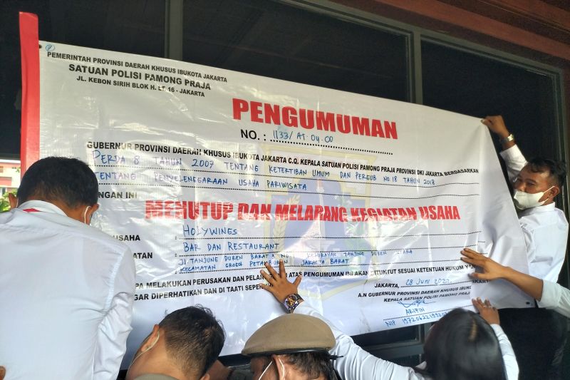 Satpol PP DKI Jakarta segel Holywings Tanjung Duren