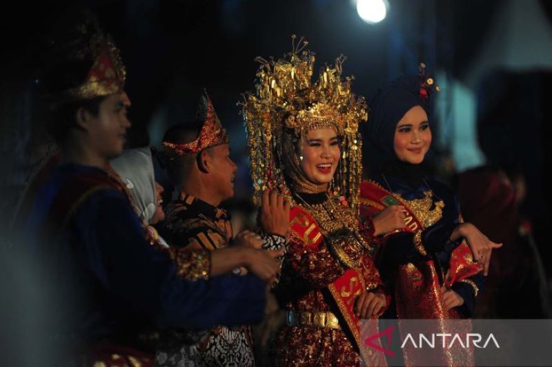 Bujang Gadis Sumsel pada pembukaan Festival Sriwijaya 2022