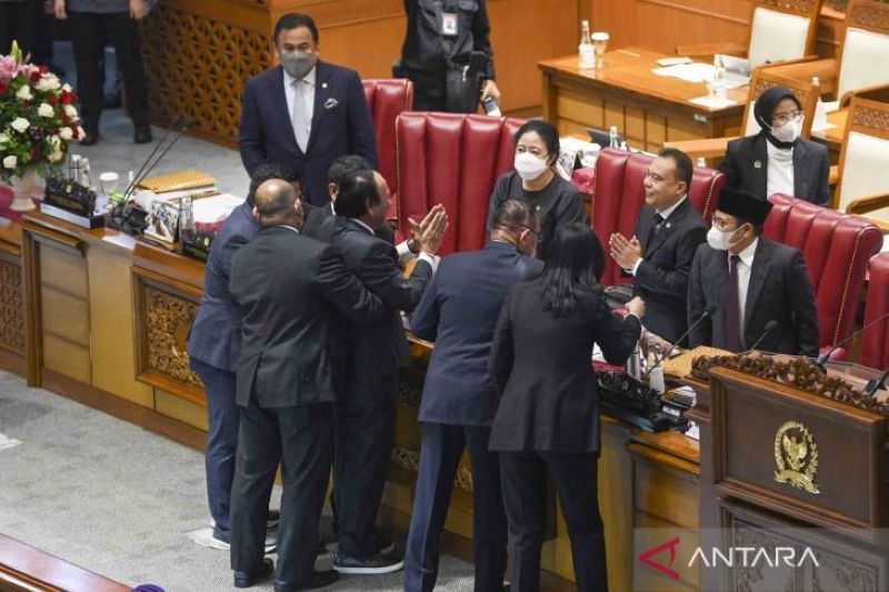 Wakil Ketua Banggar kolaps ke lantai saat Rapat Paripurna DPR