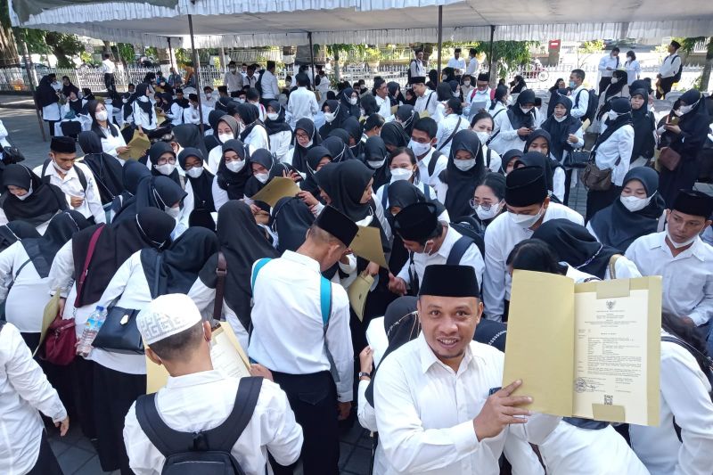 BKPSDM menyerahkan SK PPPK ratusan guru di Mataram