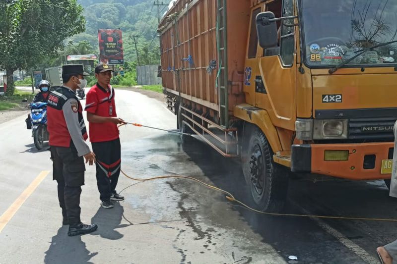 Polisi gencar semprotkan disinfektan cegah PMK Pelabuhan Sumbawa
