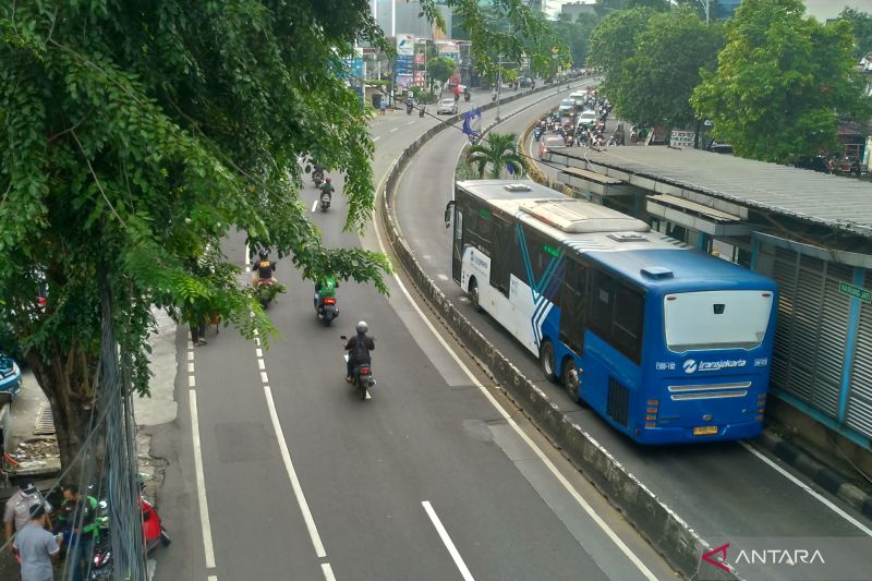 Kenaikan tarif Transjakarta ditunda demi jaga daya beli masyarakat