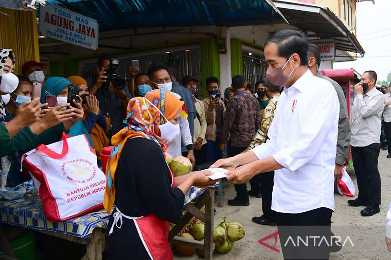 Presiden Jokowi serahkan bansos di Pasar Sukamandi Subang
