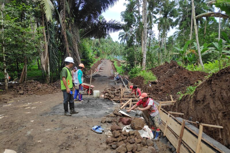 Pemrov bangun jalan akses pertanian, petani gembira