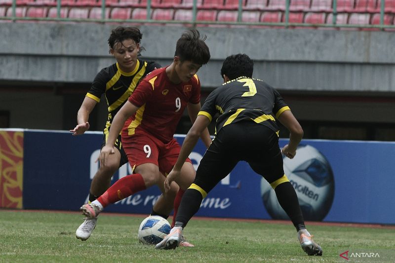 Vietnam peringkat ketiga setelah tekuk Thailand melalui adu penalti