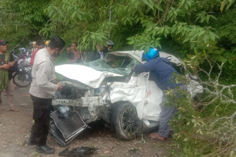 Mobil terjun bebas di Jalur Pusuk Sembalun, tiga orang tewas dan lima luka berat (video)