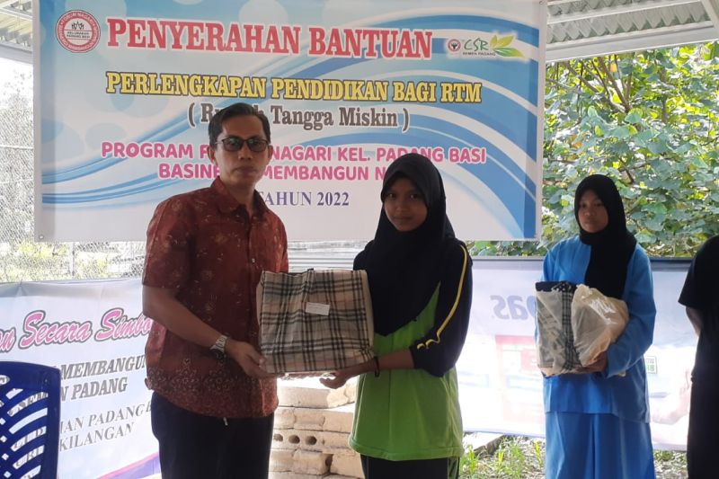 PT Semen Padang serahkan bantuan pendidikan bagi 120 pelajar miskin