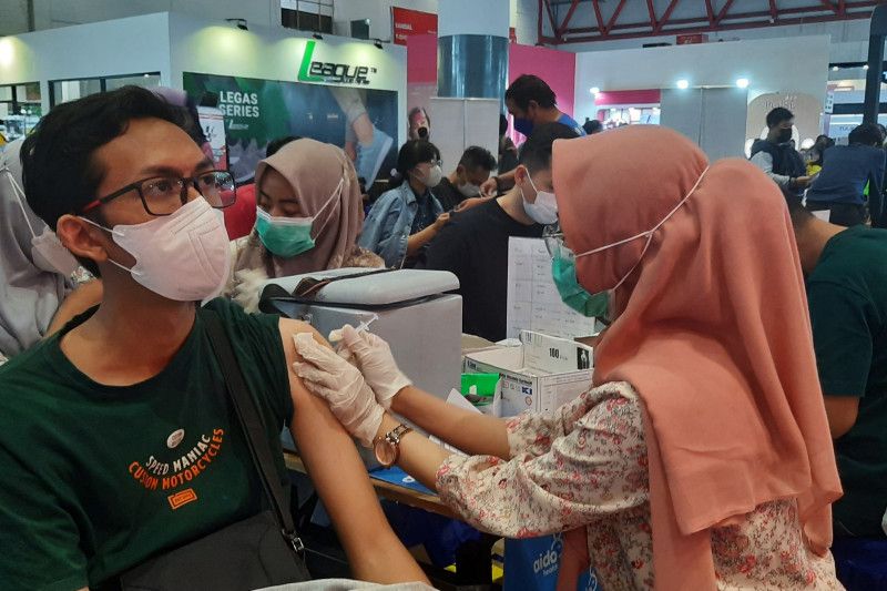 Pengunjung serbu sentral vaksinasi di Pekan Raya Jakarta