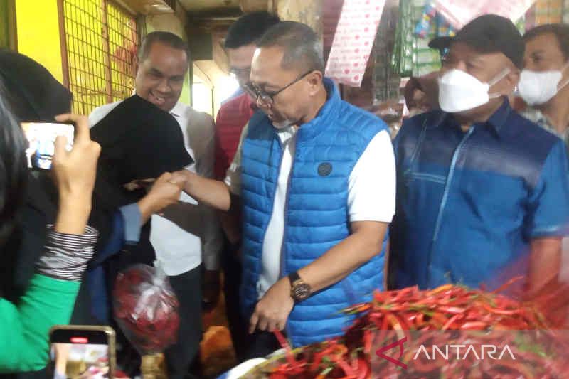 Mendag borong dagangan di Pasar Jagasatru Cirebon untuk warga sekitar