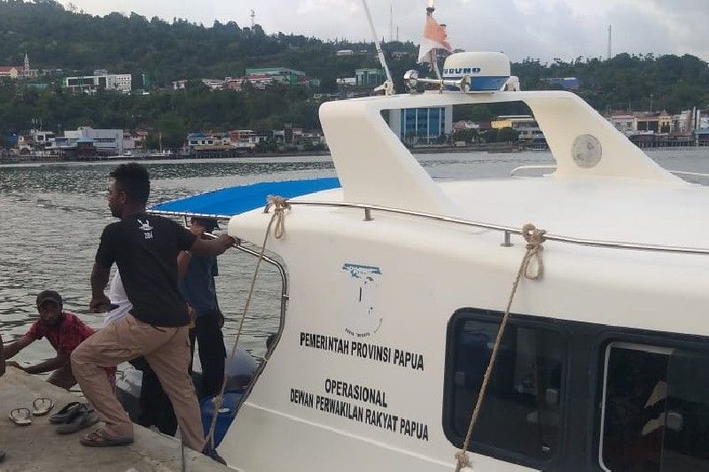 Perahu motor DPR Papua hilang kontak di perairan Yapen