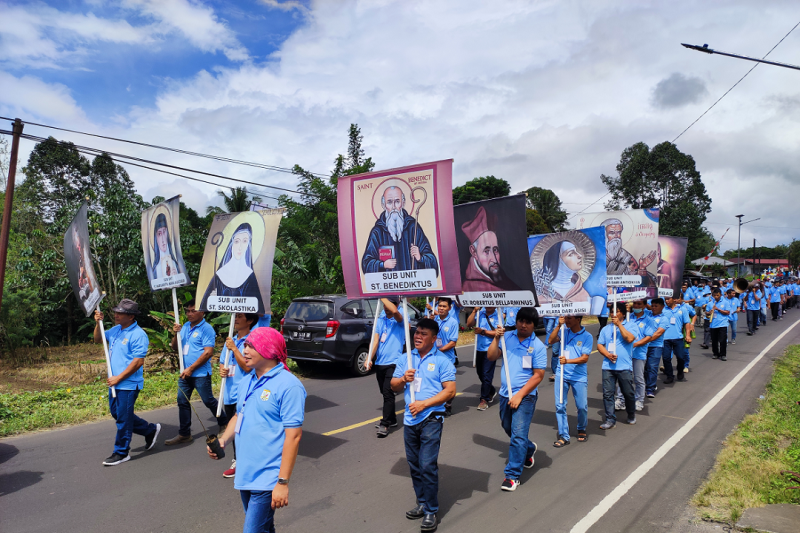 KBK Paroki BHKY Rumengkor kampiun defile  pertemuan raya Kawangkoan