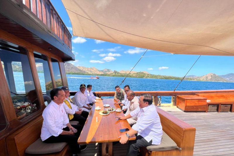 Jokowi naik kapal pinisi menuju Pulau Rinca